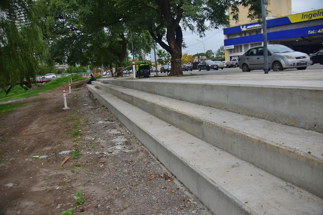 Entre Alvear y el puente Centenario están cambiando la estética de la Costanera.
