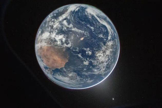 La Tierra desde la cápsula Orión de la misión Artemis II.