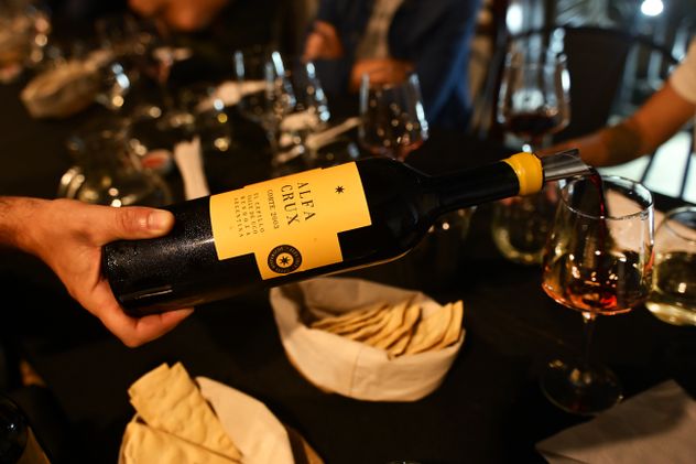Bodega Alfa Crux presenta su línea con cosechas históricas de hace más de 20 años en una edición especial con su enólogo Germán Páez y el gerente comercial Horacio Marchena. 