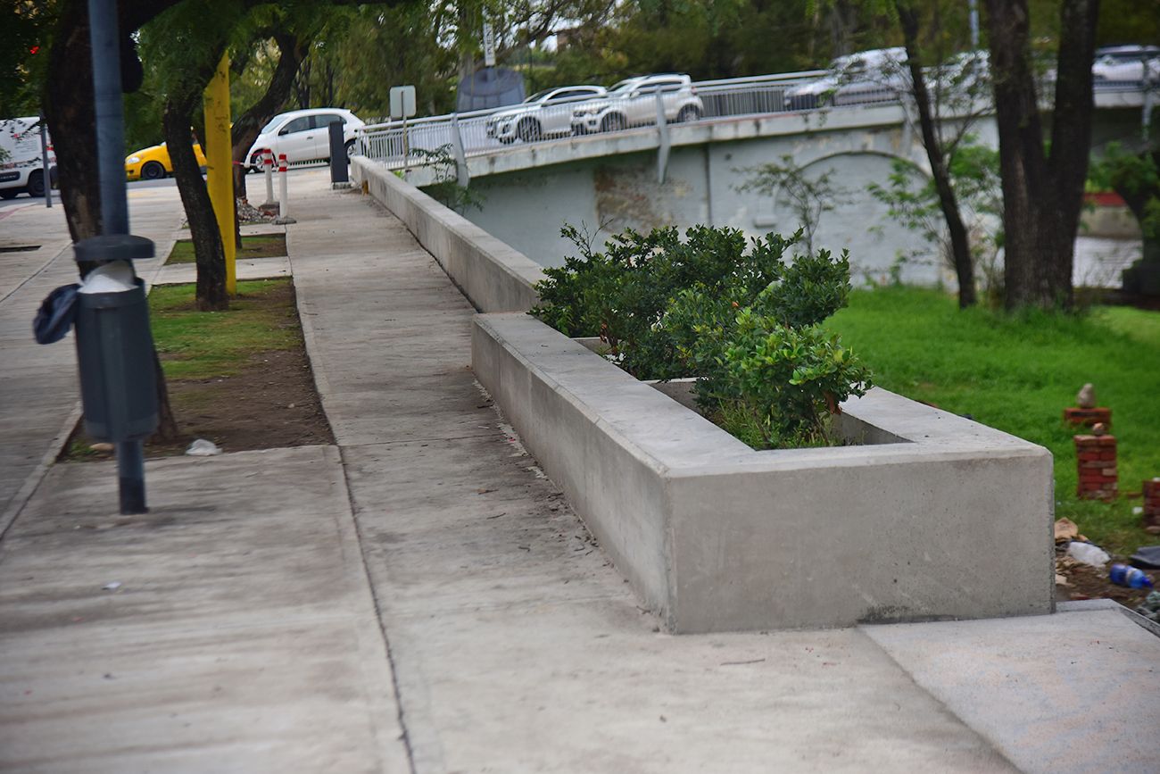 Entre Alvear y el puente Centenario están cambiando la estética de la Costanera.