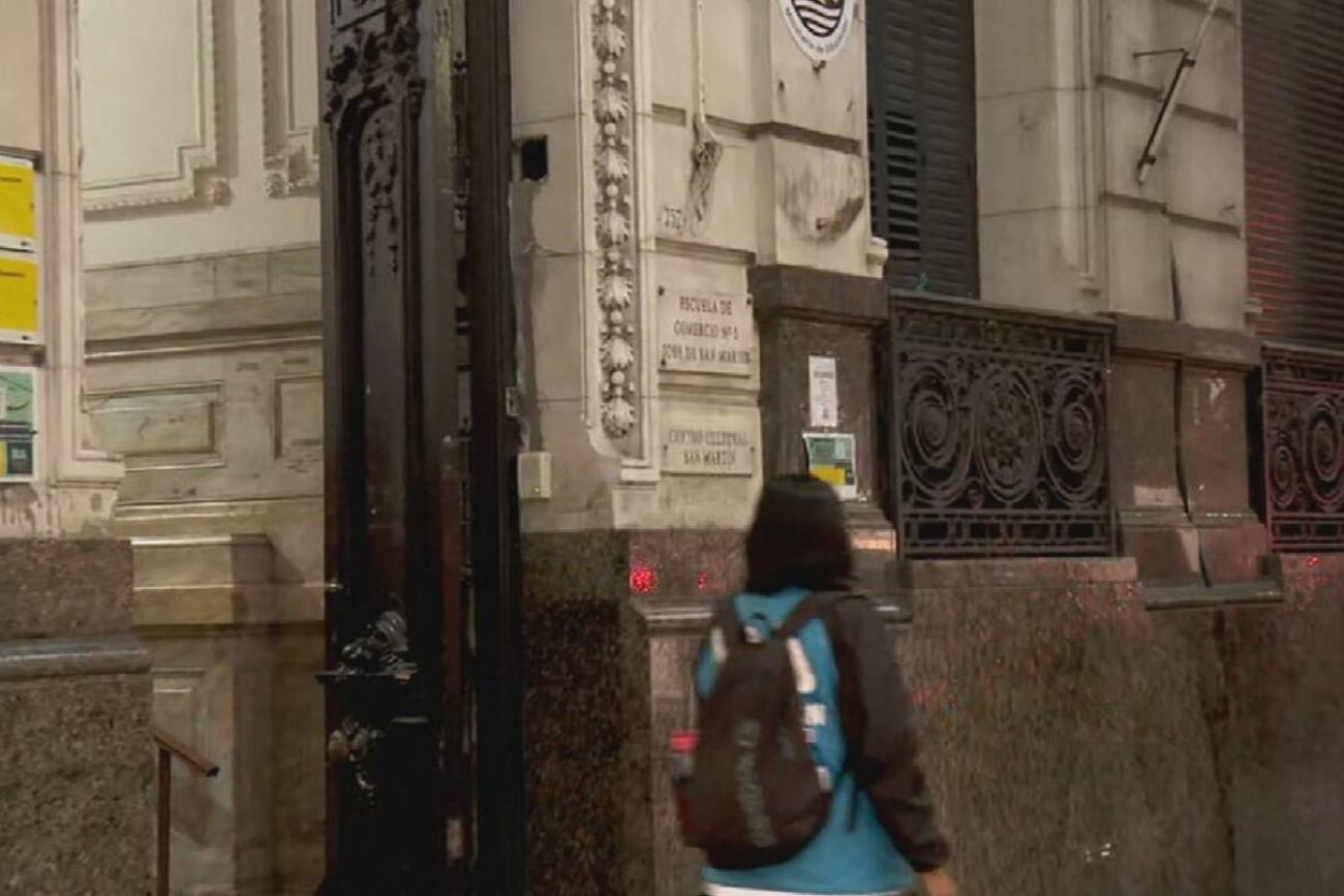 Buenos Aires: allanaron a un alumno de 16 años que posó con un revólver en el baño de la escuela