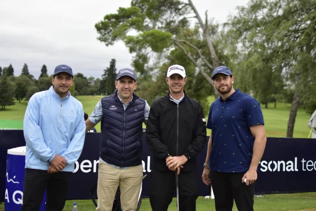Jorge Fernández Valdés, segundo de derecha a izquierda, junto a sus rivales del Pro Am disputado este miércoles en el Córdoba Golf Club.