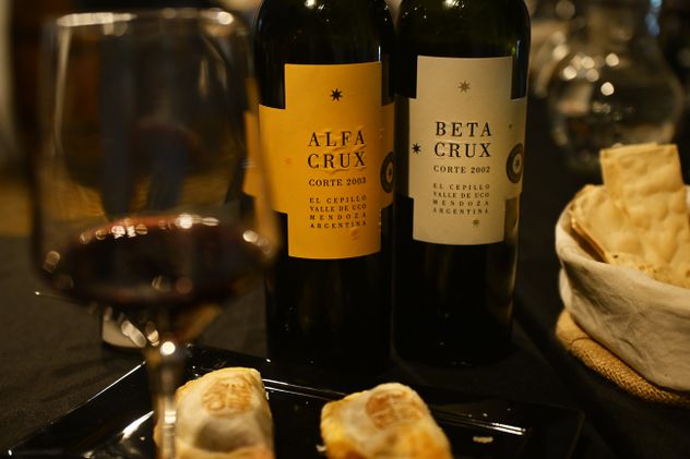 Bodega Alfa Crux presenta su línea con cosechas históricas de hace más de 20 años en una edición especial con su enólogo Germán Páez y el gerente comercial Horacio Marchena. 