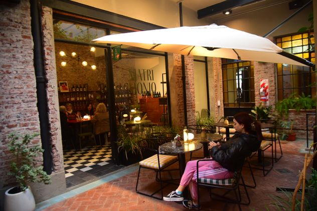 Cafetería y Bar de vinos Matrimonio en la galería Doménica en barrio General Paz atendido por Violeta y Guille.