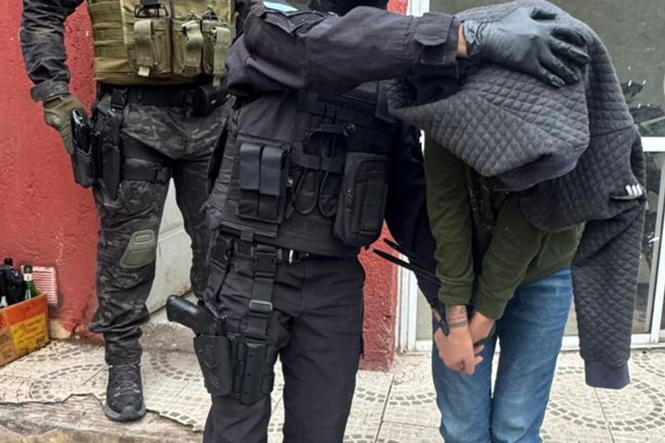 La Fuerza Policial Antinarcotráfico realizaron tres allanamientos, secuestraron estupefacientes y detuvieron a una narcomenudista en la ciudad de Villa Carlos Paz.