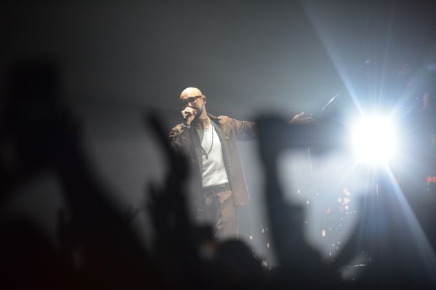 Abel Pintos en su show festejando los 30 años con la música en la Plaza de la Música.