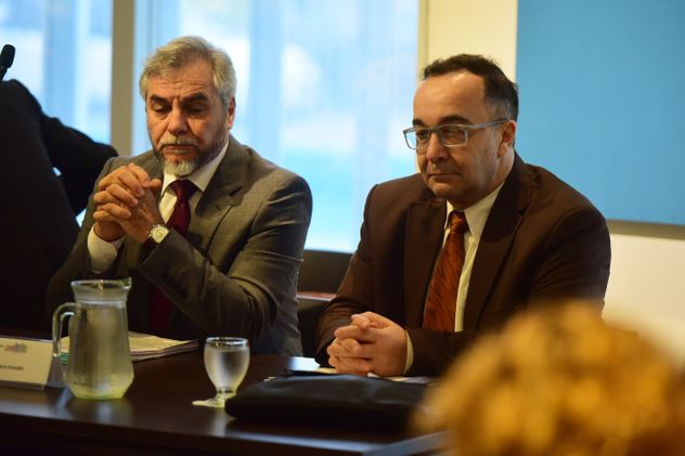Acusado. El fiscal Luis Pizarro, junto a su defensor. (La Voz / Archivo)
