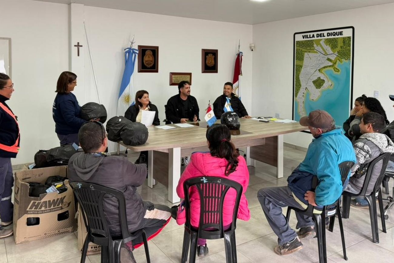 Anuncio y entrega de cascos a motociclistas en el municipio de Villa del Dique.