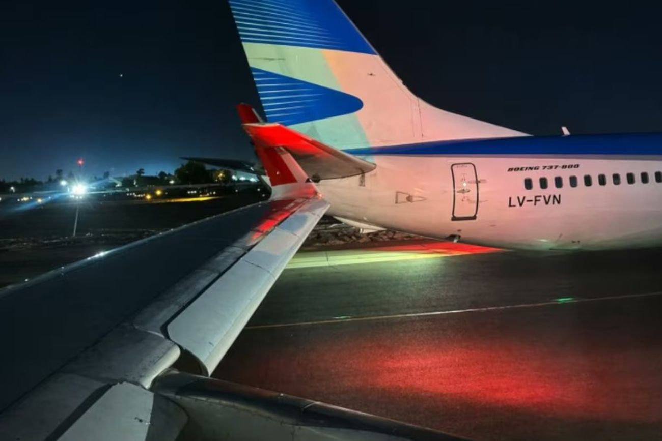 Un avión de Latam colisionó con uno de Aerolíneas Argentinas en el Aeropuerto de Santiago.