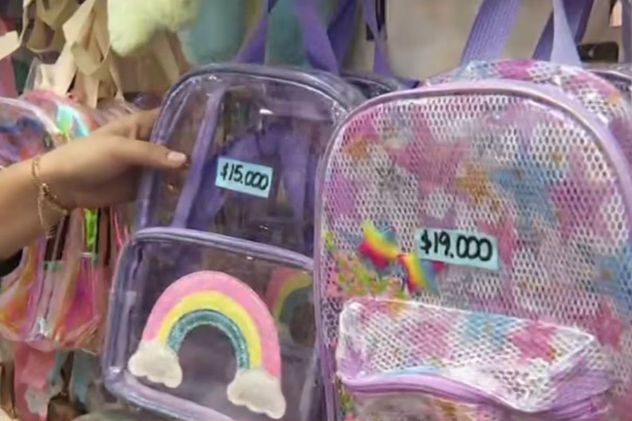 Las mochilas de PVC permiten ver el contenido sin abrirlas, una medida que busca reforzar controles pero genera discusión por la privacidad.