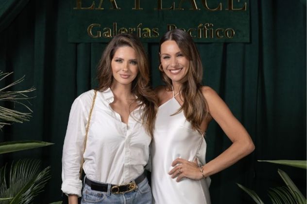 Pampita junto a la China Suárez en un evento.