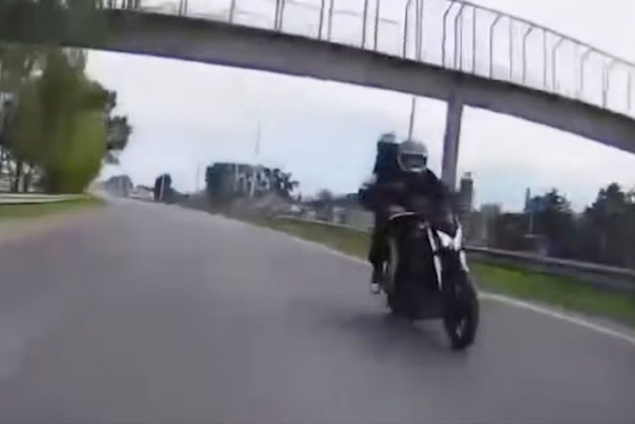 Violento ataque sobre la ruta 3: le dispararon para sacarle la moto y registró todo con sus cámaras a bordo.

