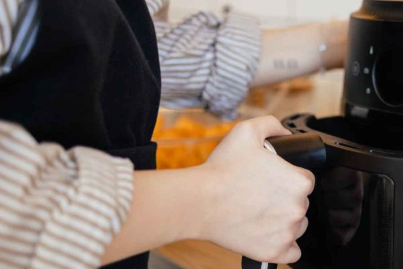 Muchas personas sostienen que la freidora de aire (o airfryer) es uno de los mejores inventos modernos de la cocina.