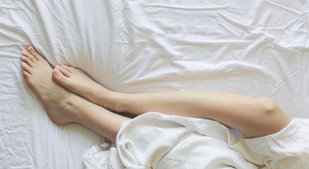 Por qué algunas personas duermen con los pies afuera y qué dice la ciencia.