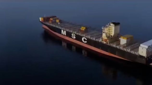 Soldados participan en el apresamiento de los portacontenedores MSC Francesca y Epaminondas en el estrecho de Ormuz, según imágenes emitidas por la televisión estatal iraní. (Gentileza)