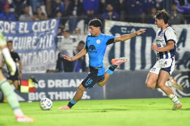 Marcos Ortiz en el clásico con Talleres.