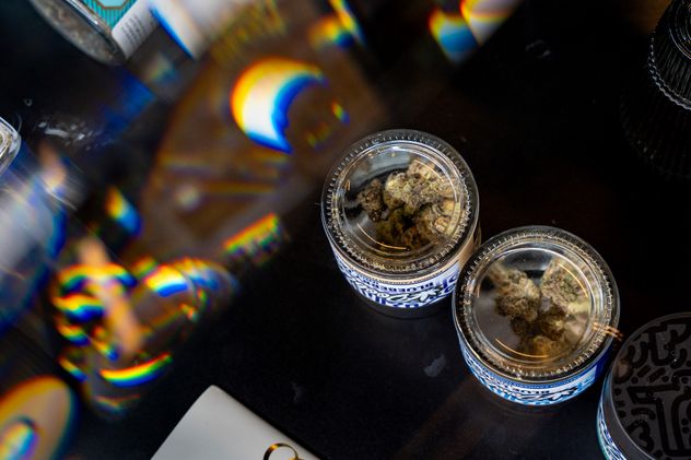 Productos de marihuana se exhiben en Chelsea Cannabis Co., el jueves 23 de abril de 2026, en Nueva York. (Angelina Katsanis)