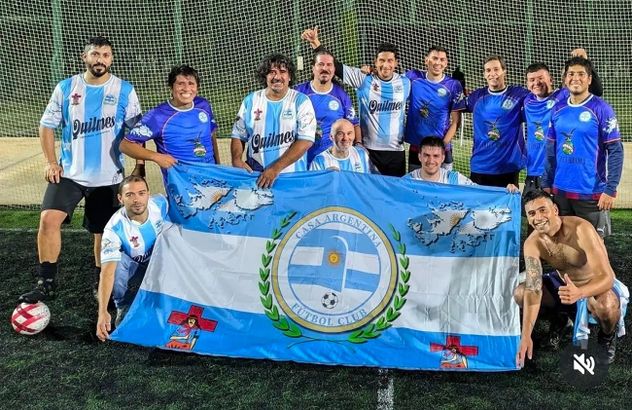 Zárate, con el equipo del Club Argentino de Murcia, que preside.