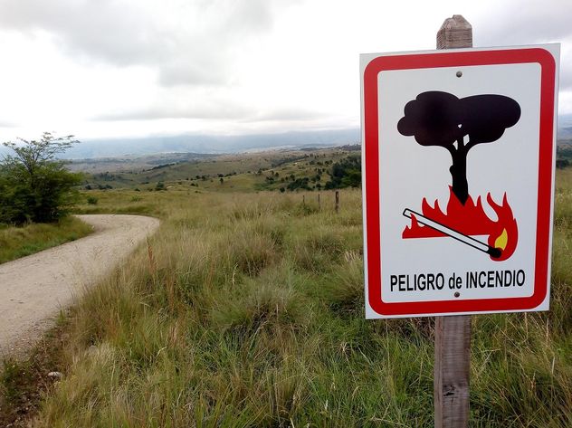 Carteles de prevención de incendios forestales en caminos serranos, de alto riesgo, del Valle de Calamuchita.