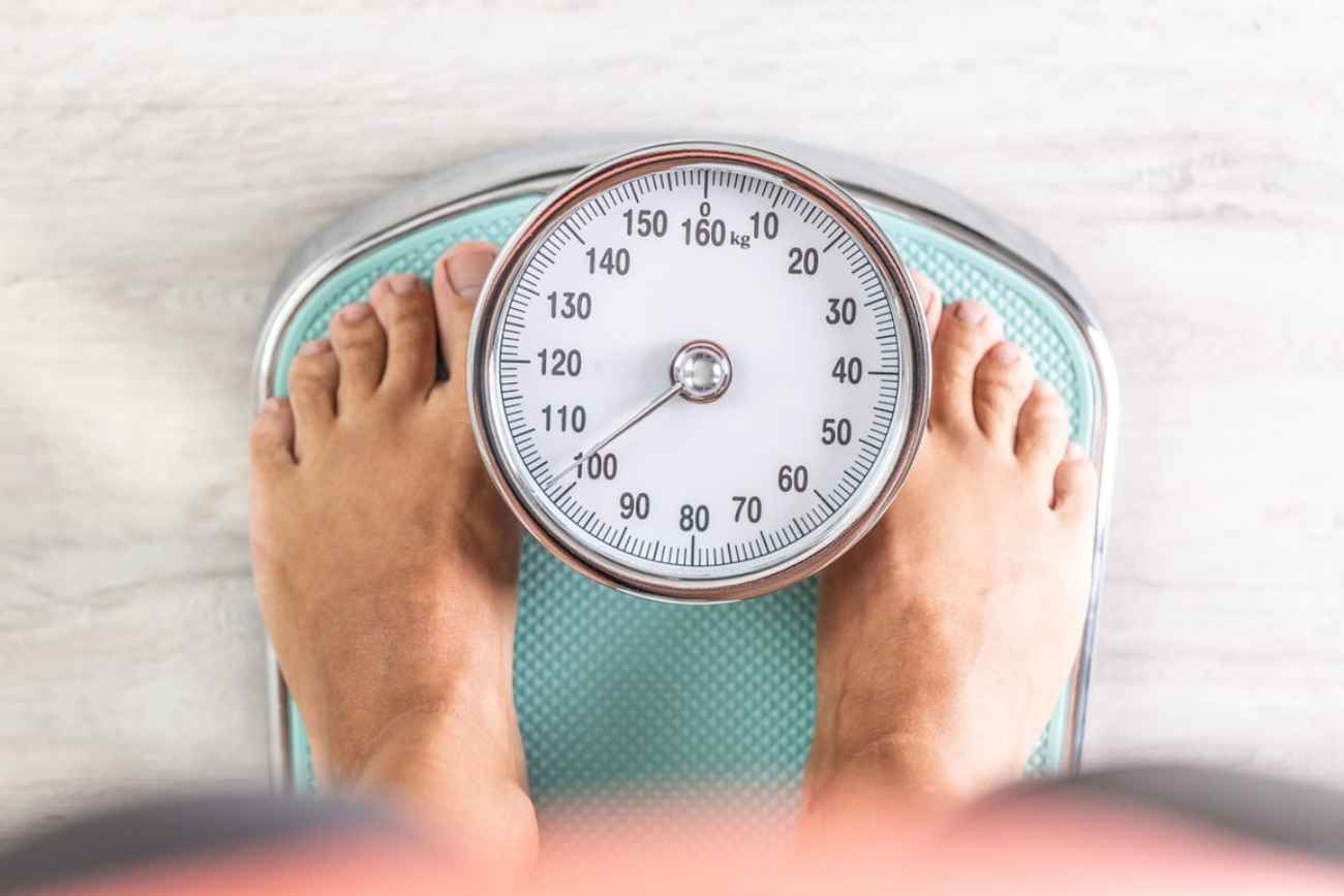 Los 8 hábitos que arruinan cualquier dieta y dificultan bajar de peso 