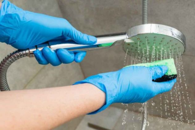 Con el paso del tiempo se empieza a notar cómo el agua de la ducha pierde cada vez más fuerza.