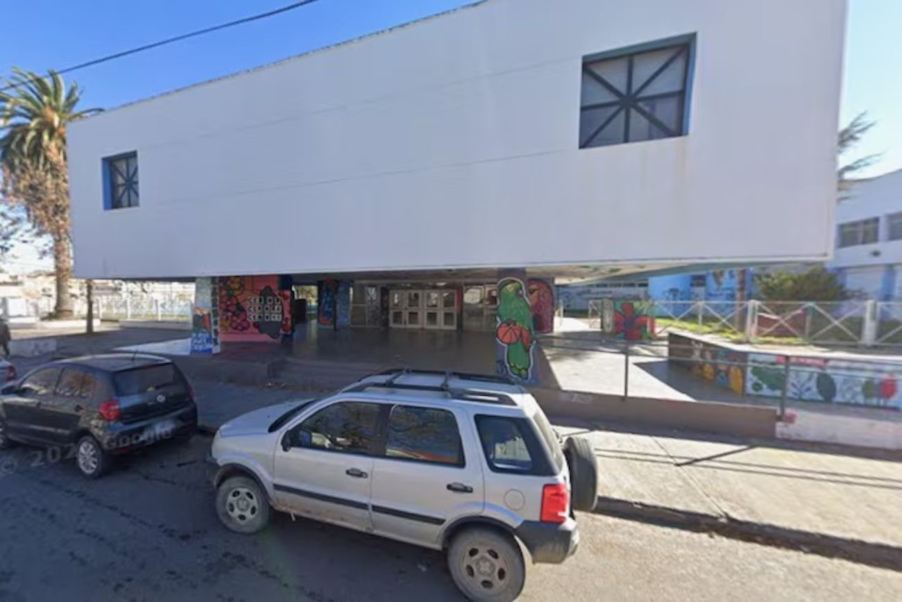Un adolescente de 15 años apuñaló a otro a la salida del colegio por un presunto ataque de celos