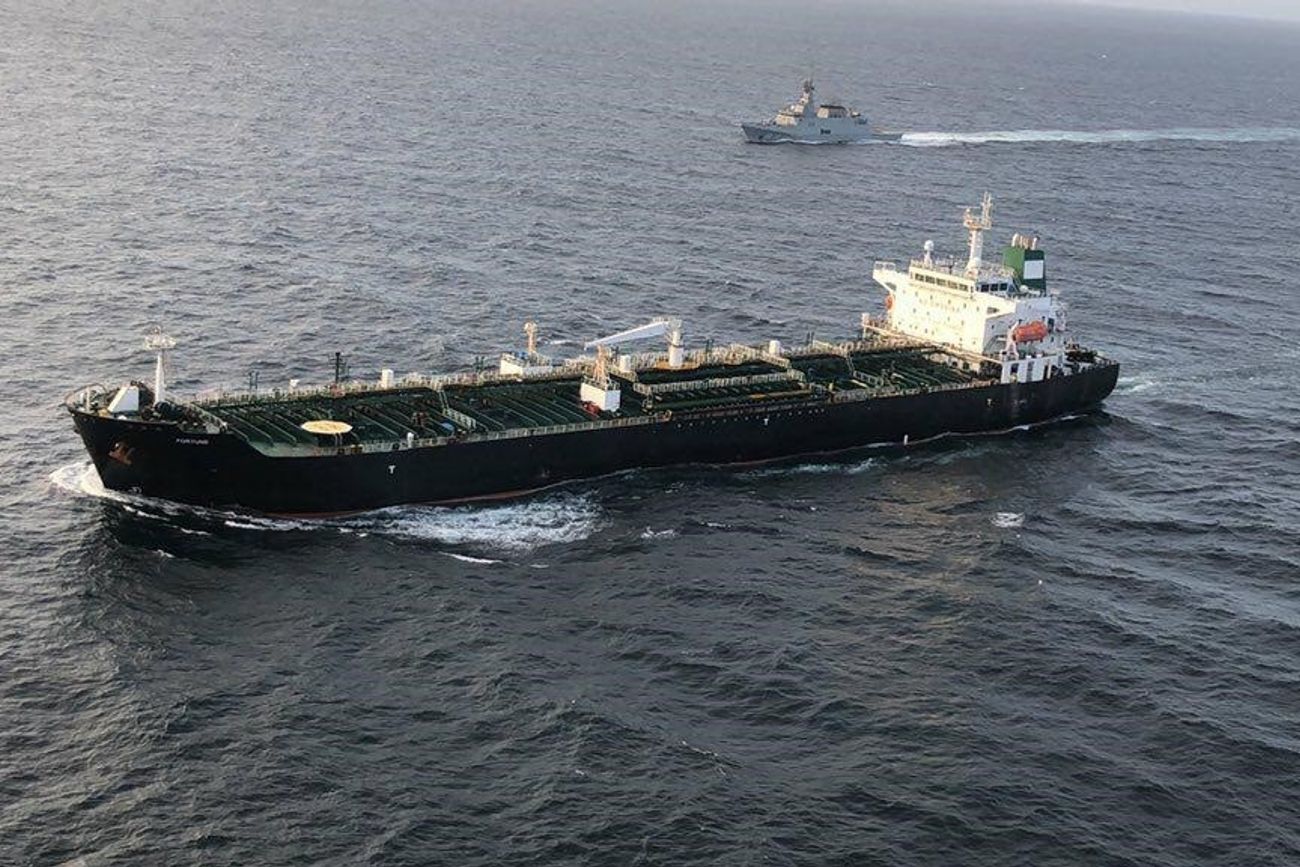 Imagen de archivo de un petrolero iraní navega por el estrecho de Ormuz.