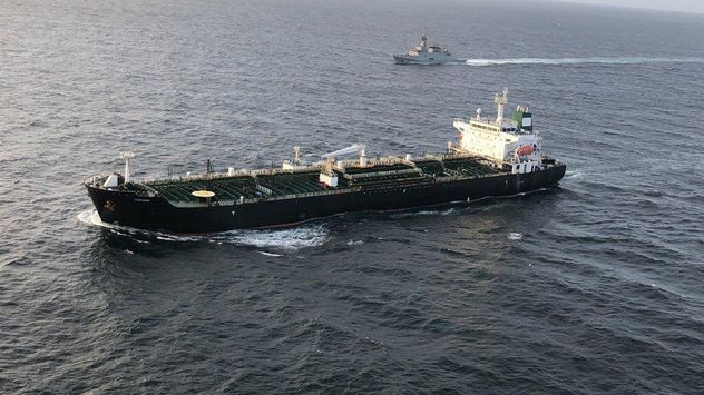 Imagen de archivo de un petrolero iraní navega por el estrecho de Ormuz.