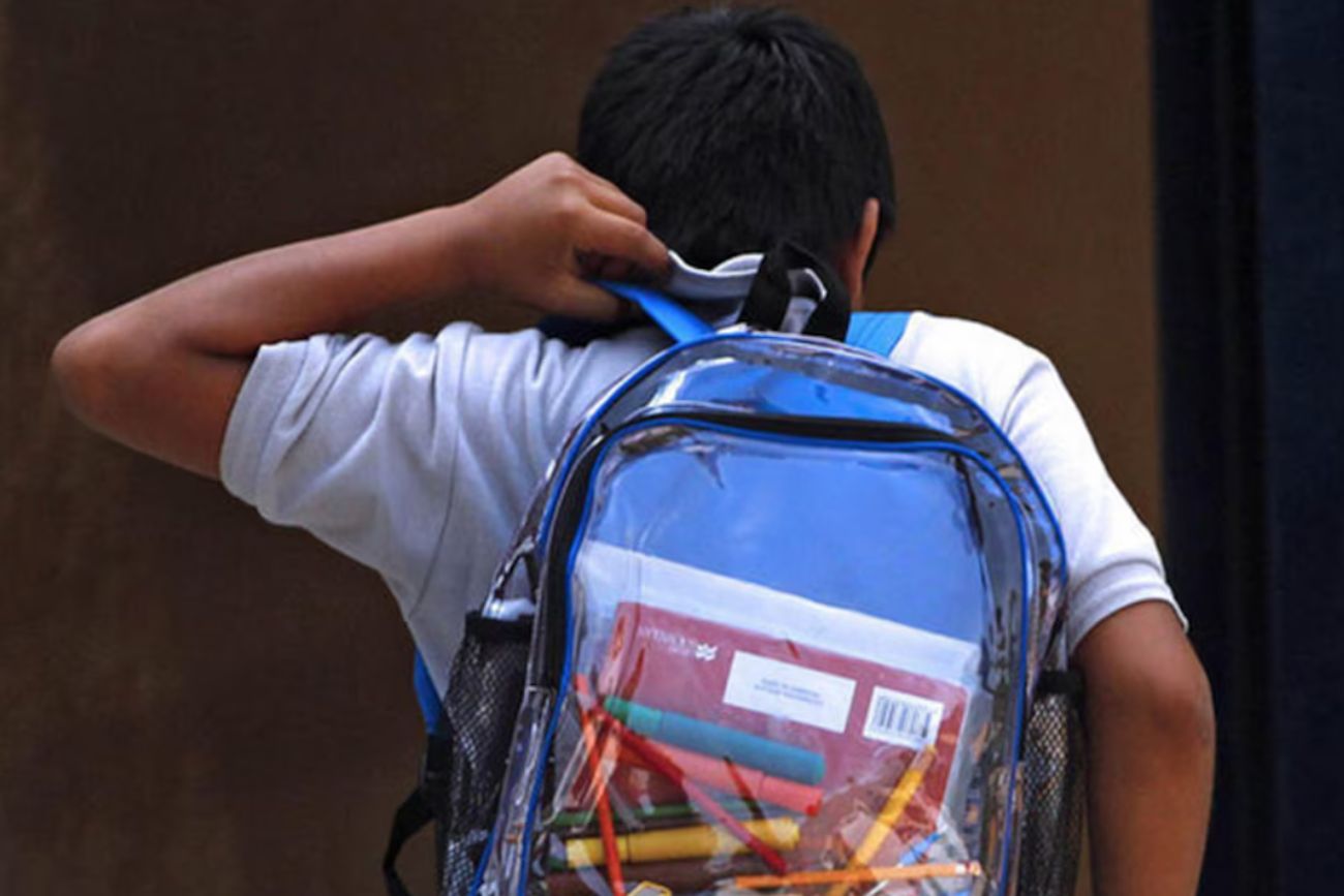 Las mochilas de PVC permiten ver el contenido sin abrirlas, una medida que busca reforzar controles pero genera discusión por la privacidad.