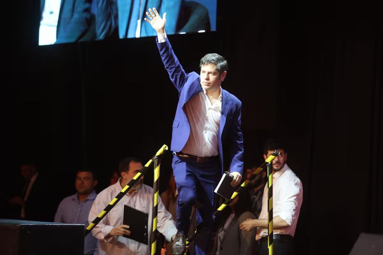 Axel Kicillof es el primer dirigente nacional que está lanzado para enfrentar a Javier Milei, en 2027. El gobernador bonaerense debe resolver su interna con el kirchnerismo. (Gentileza Clarín) 