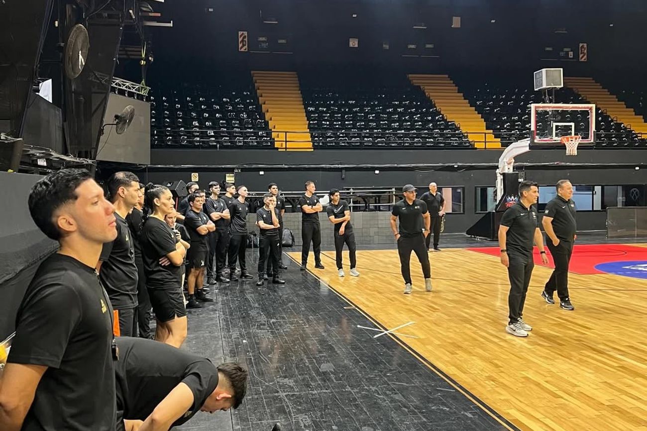 Cinco árbitros cordobeses se capacitaron en un campus internacional de FIBA
