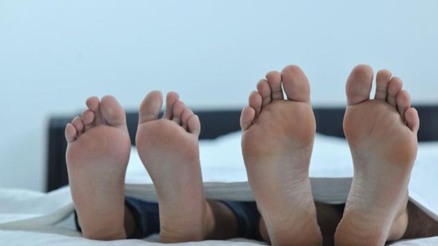 Por qué algunas personas duermen con los pies afuera y qué dice la ciencia.
