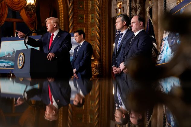 El presidente Donald Trump habla, junto al secretario de Estado Marco Rubio, el secretario de Defensa Pete Hegseth y el secretario de la Marina John Phelan, en su club Mar-a-Lago, el lunes 22 de diciembre de 2025, en Palm Beach, Florida. (Foto AP/Alex Brandon)