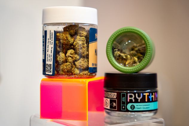 Productos de marihuana se exhiben en Housing Works Cannabis Co., jueves, 23 de abril de 2026, en Nueva York. (Angelina Katsanis)