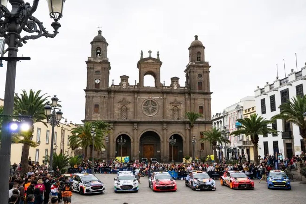 La edición 50 del Rally de las Islas Canarias, arrancó desde la plaza de la Iglesia de Santa  Ana para desarrollar sus tramos iniciales. 