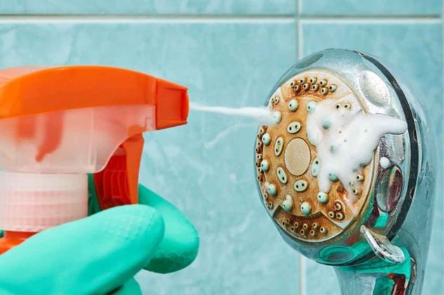 Con el paso del tiempo se empieza a notar cómo el agua de la ducha pierde cada vez más fuerza.
