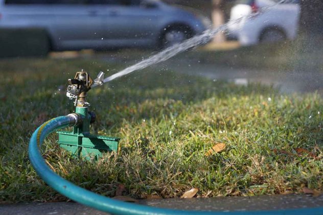 La salud del césped es una prioridad para aquellos que les gusta la apariencia de sus jardines, ya que refleja un entorno saludable.