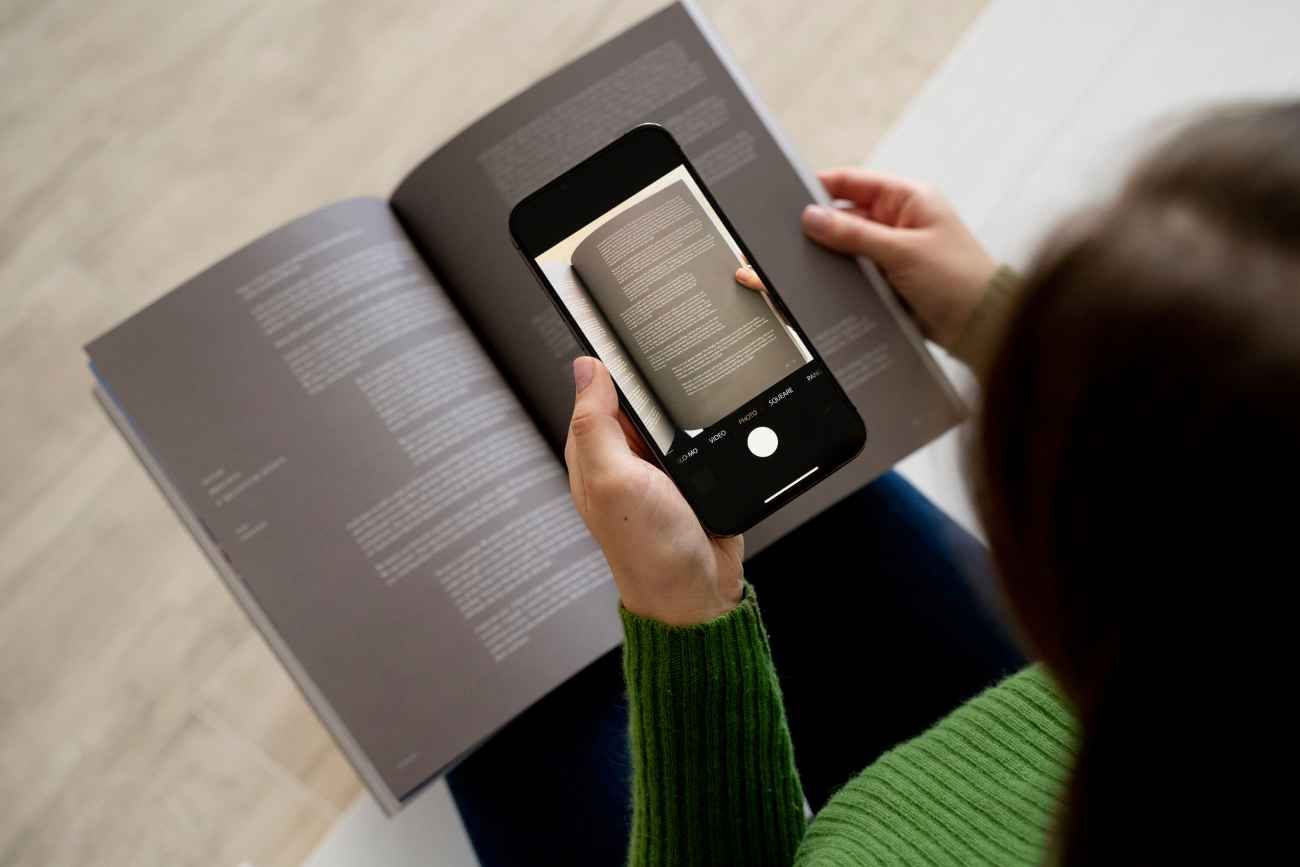 Leer en el celular antes de dormir reduce la melatonina a la mitad, según especialistas