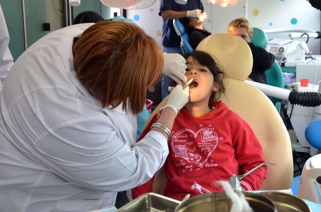 Servicio odontológico a niños.