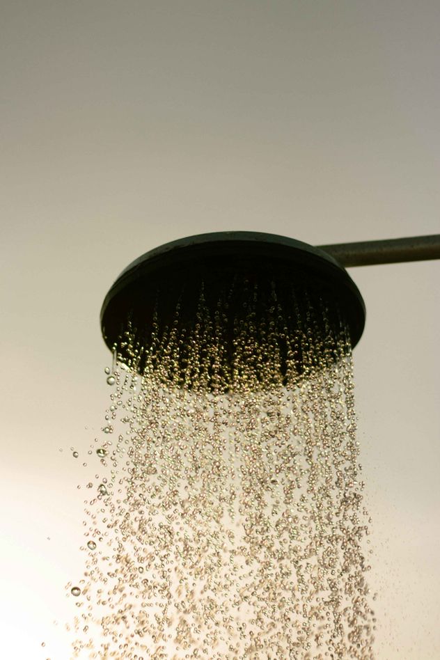 Con el paso del tiempo se empieza a notar cómo el agua de la ducha pierde cada vez más fuerza.