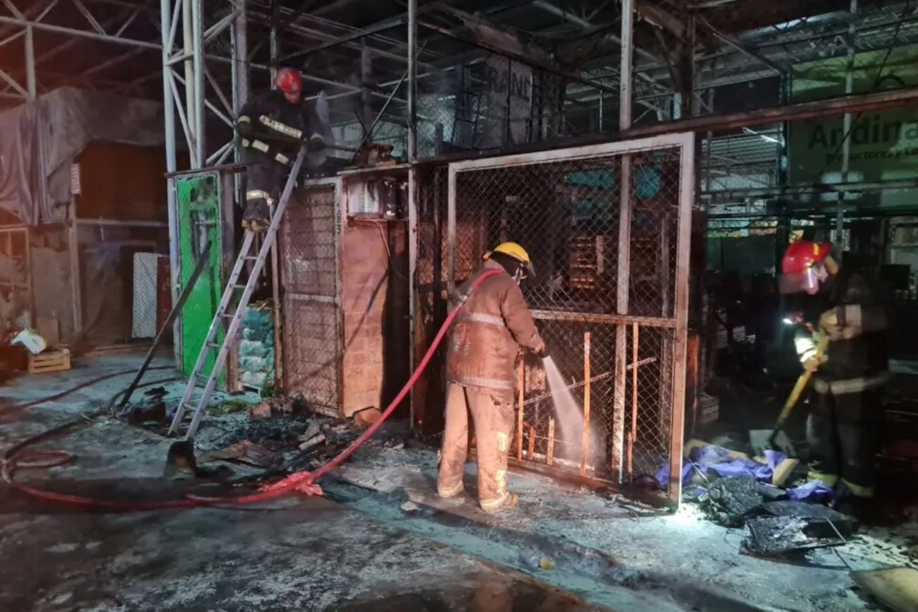 Se incendió un mercado en Mendoza: dos puestos tuvieron perdidas totales