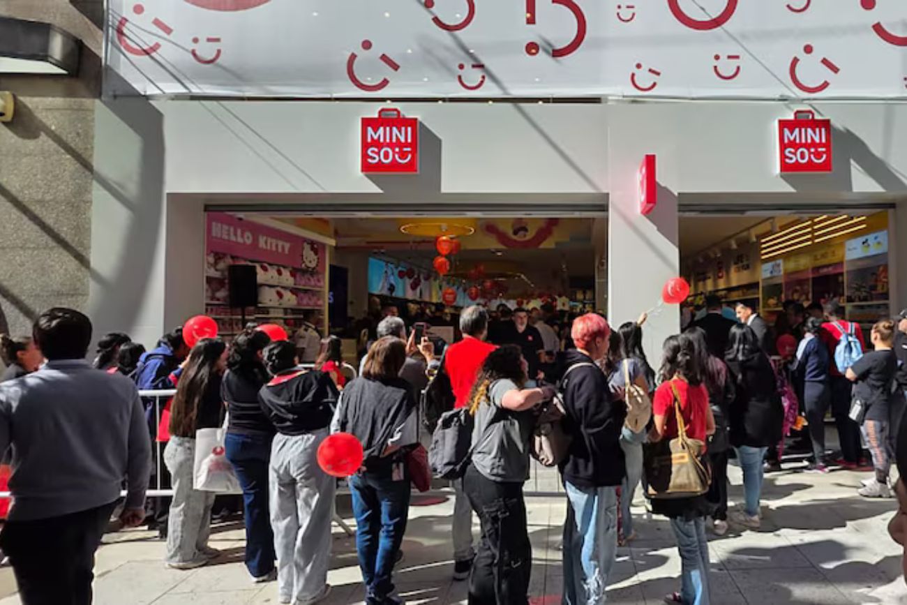 La inauguración de la tienda convocó a cientos de jóvenes que hicieron fila para acceder a promociones y productos exclusivos.
