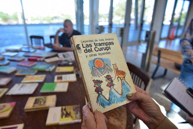 La Biblioteca Provincial de la Maestra y el Maestro se traslada al Concejo Deliberante con libros prohibidos durante la dictadura. 