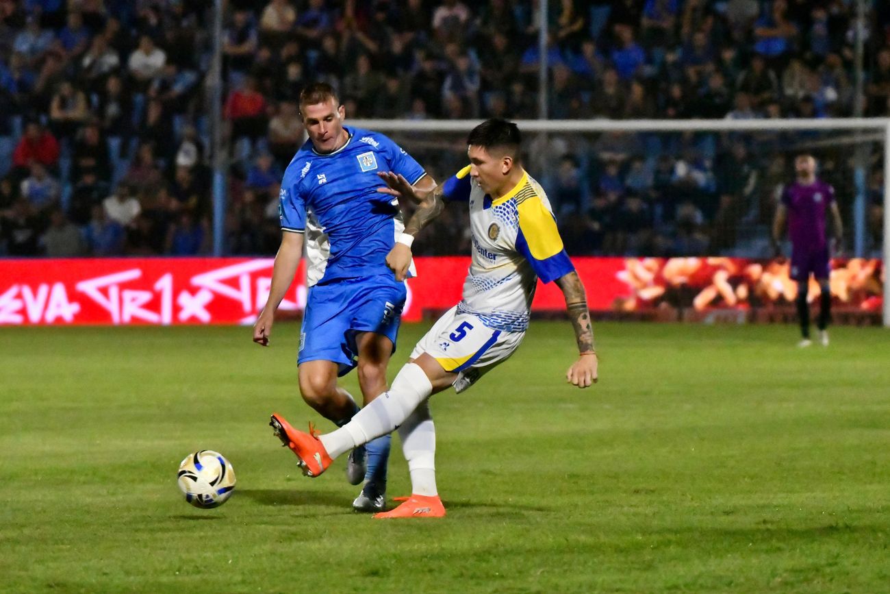Estudiantes de Río Cuarto. Será el rival de Instituto. El viernes volvió a caer, en este caso ante Rosario Central. Alejandro Cabrera tuvo un gran despliegue.