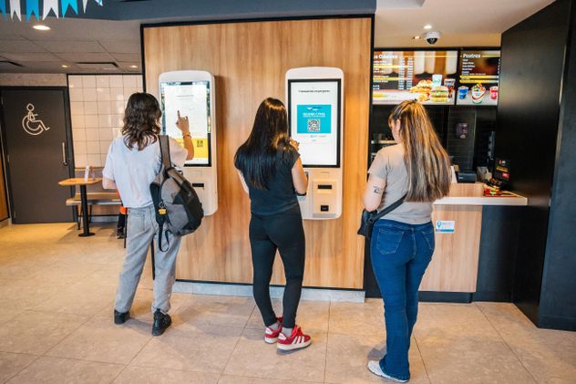 La renovación incorporó kioscos digitales, cartelería electrónica y pedidos desde la mesa con QR.