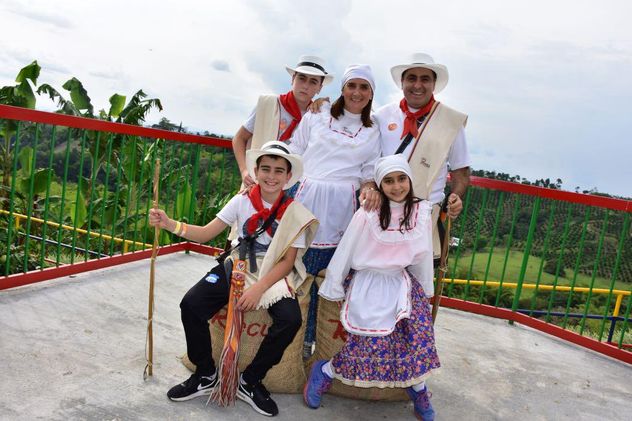 Con la familia en Colombia, en el eje cafetero. Vivir en el exterior los unió más. 