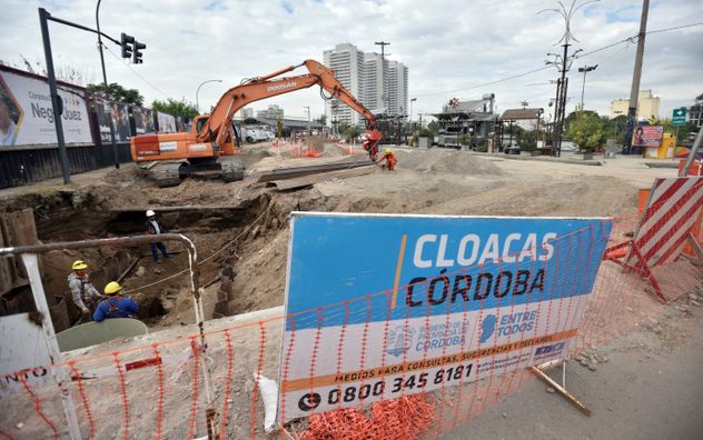 OBRAS. Pese a que hubo nuevas obras de desagües cloacales, todavía hay sectores de la ciudad de Córdoba sin acceso a la red de ese servicio.