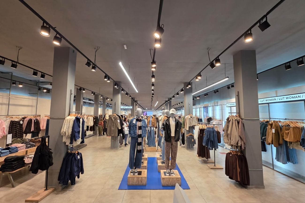 Salto. La cadena dejó su primer local de 110 m2 en 9 de Julio para abrir otra mega sucursal de 650 m2 de área de venta más 260 m2 de depósito. Puede tener allí unas 70.000 prendas para toda la familia. (Gentileza Le Utthe)