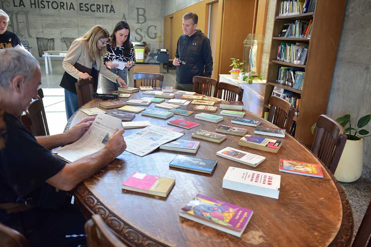 La Biblioteca Provincial de la Maestra y el Maestro se traslada al Concejo Deliberante con libros prohibidos durante la dictadura. 