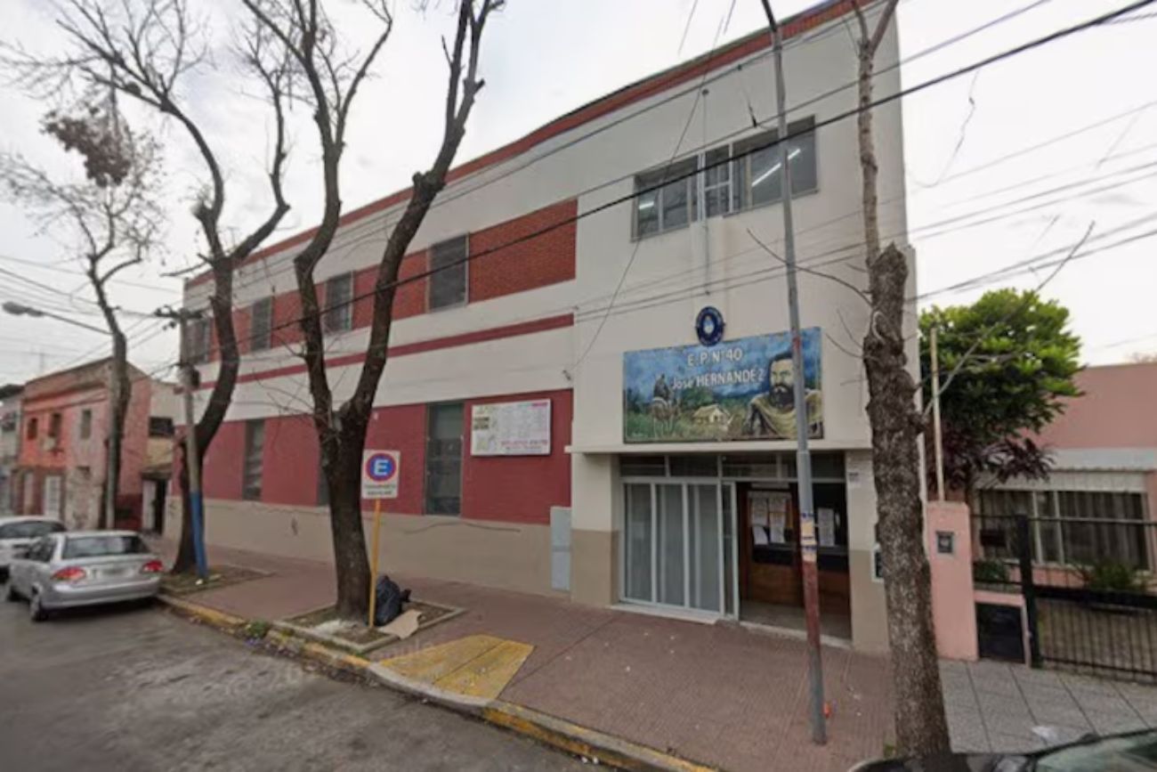Un alumno llevó una pistola cargada a una escuela de San Martín y la escondió en la mochila de una compañera. (Gentileza Infobae)